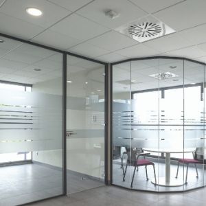 Glastrennwände in Bürogebäuden nach individuellen Vorgaben, hier mit dekorativen Elementen