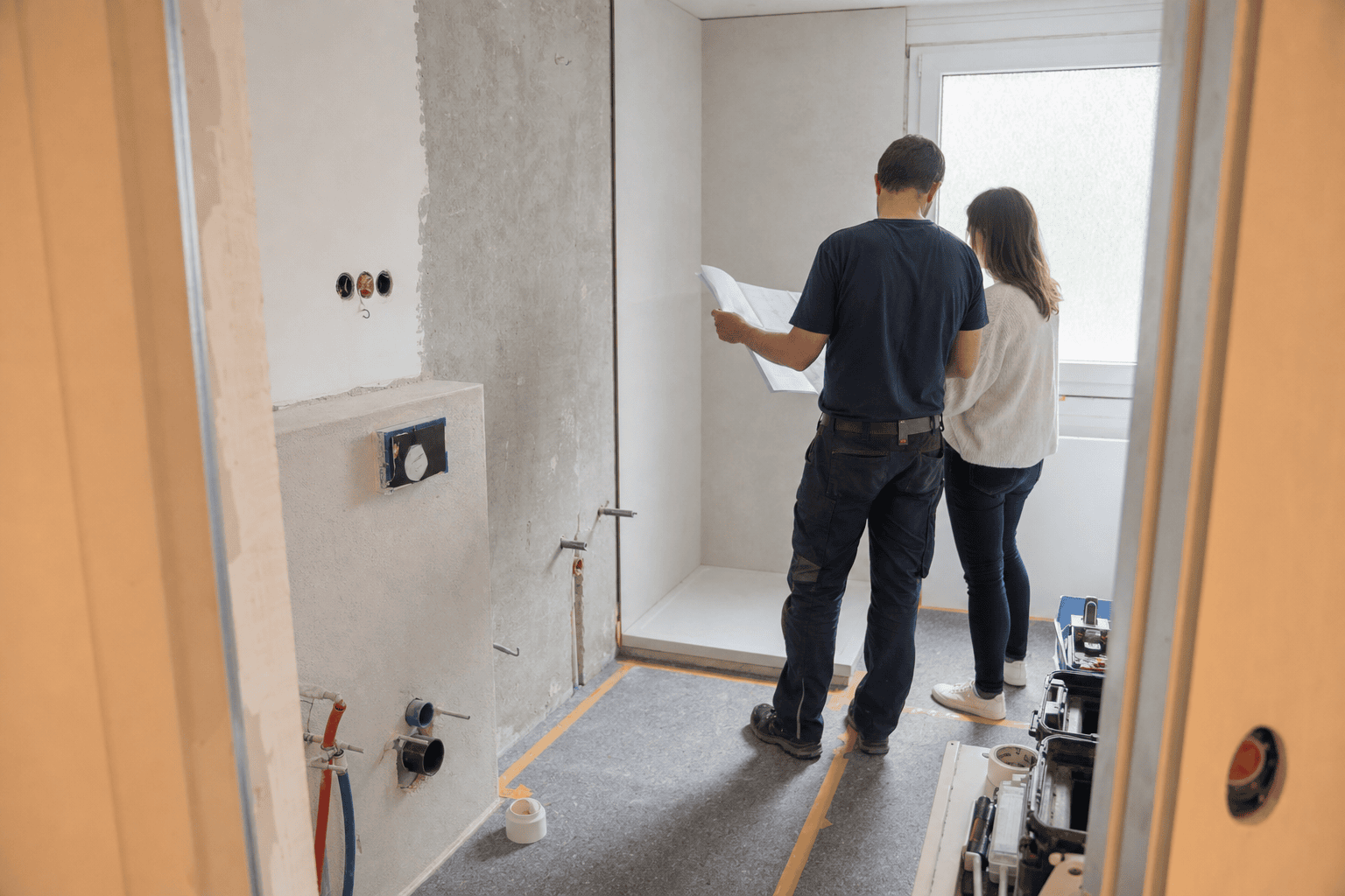Sorgfältig vorbereiteter Badumbau mit sichtbaren Installationen und geordnetem Arbeitsbereich