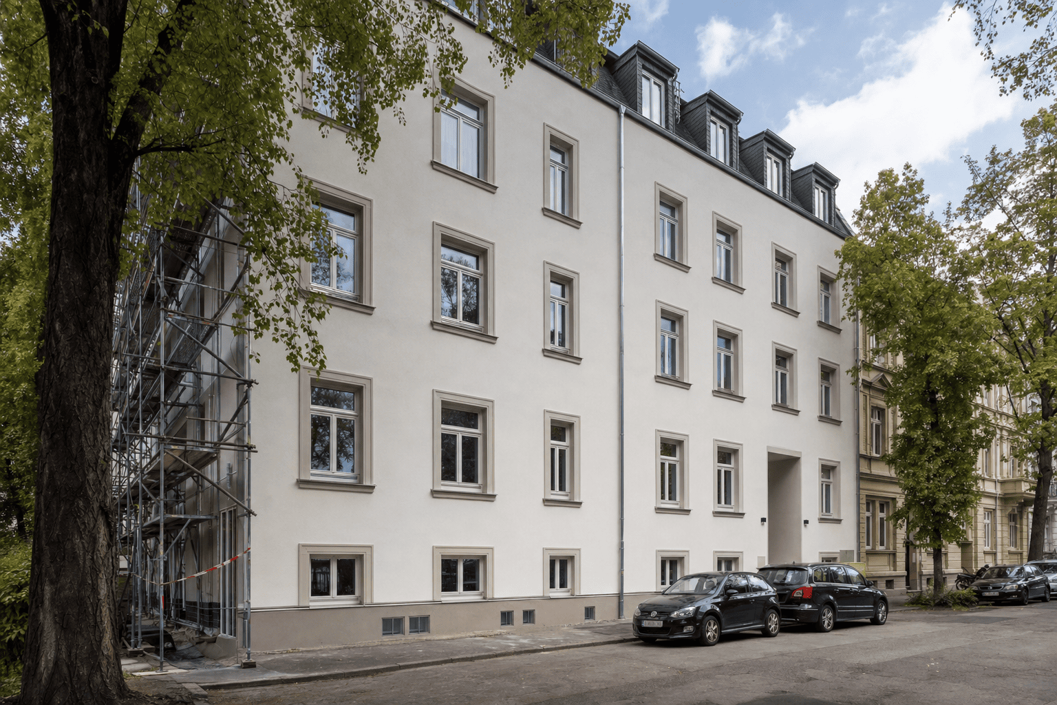 Gedämmte Wohnhausfassade in Frankfurt mit sauber ausgeführten Anschlüssen und modernem Putz