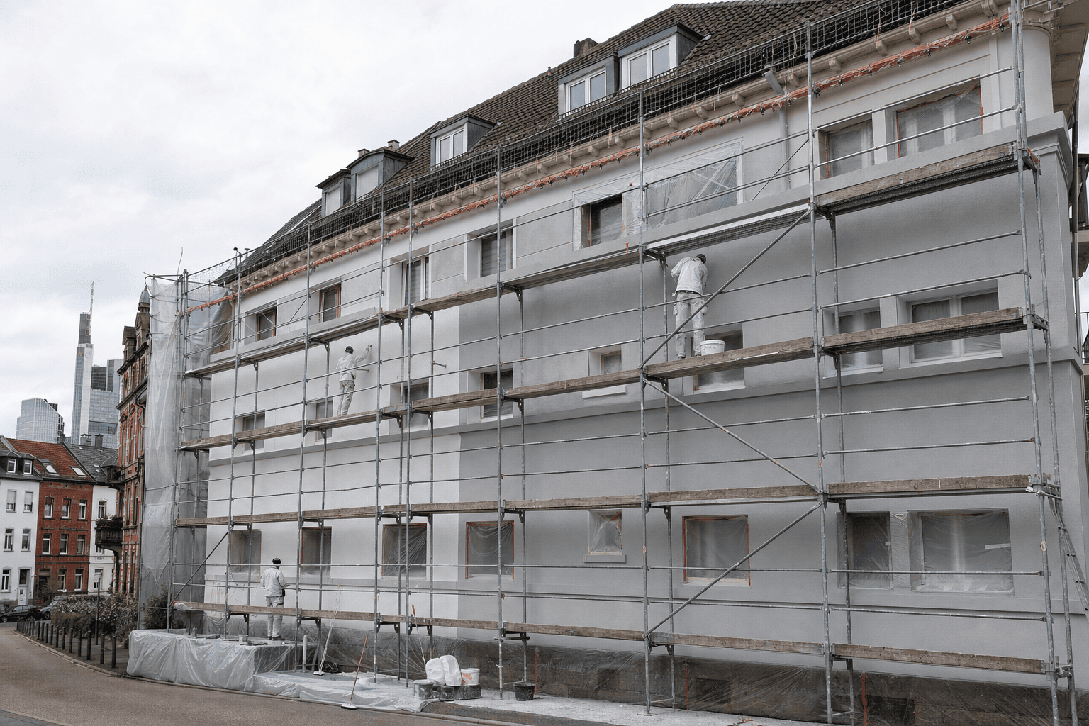 Professionell vorbereitete und teilweise sanierte Fassade eines Wohngebäudes in Frankfurt
