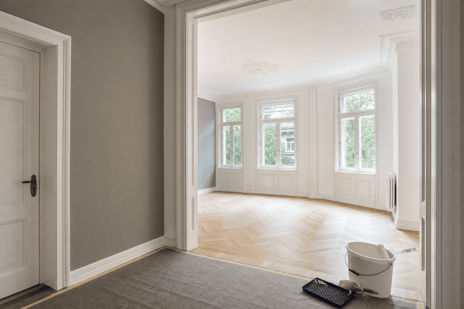 Frisch gestrichenes Wohnzimmer in einer Frankfurter Altbauwohnung