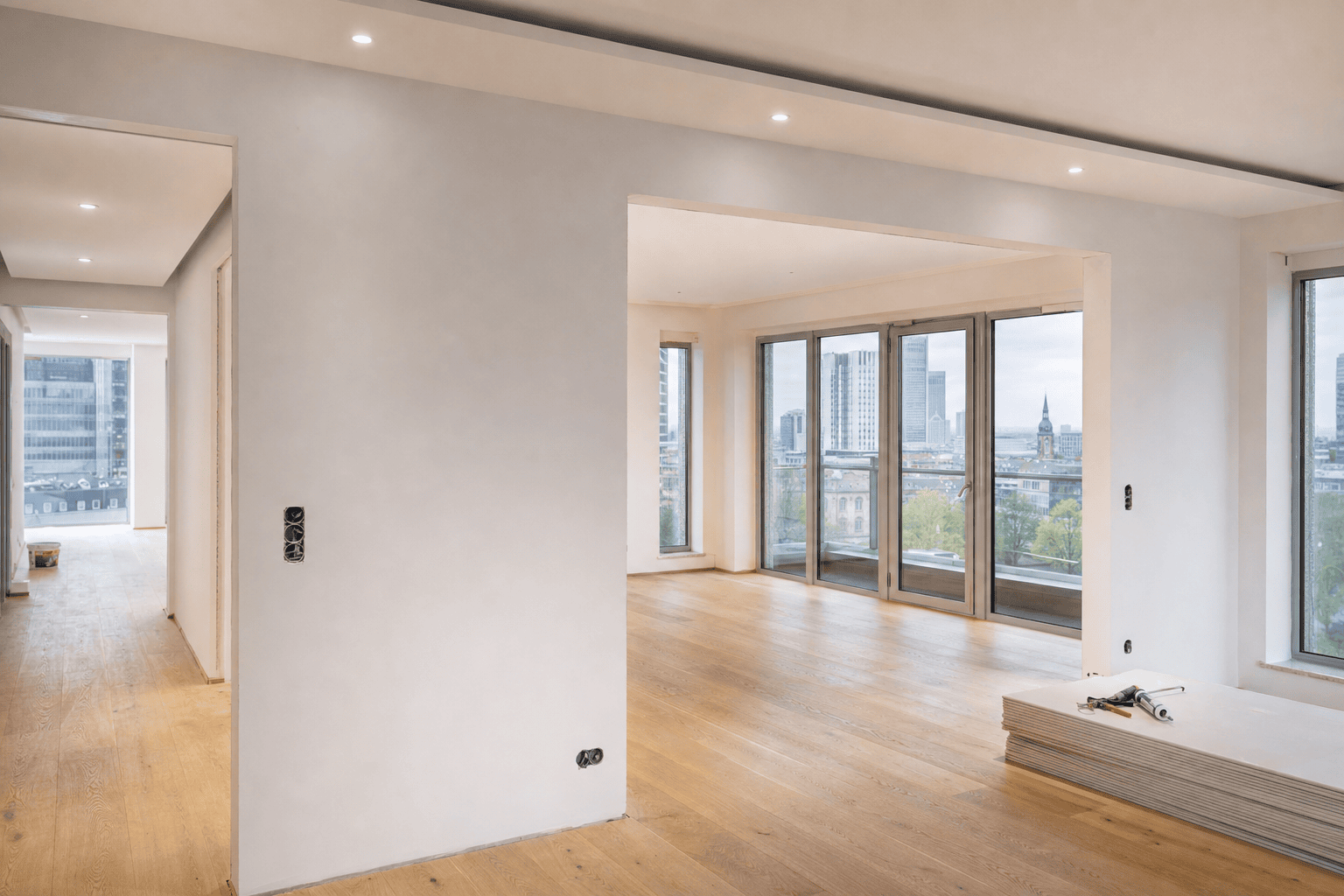 Sauber ausgeführte Trockenbauwand mit neuer Raumaufteilung in einer Frankfurter Wohnung